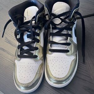 5.5 Air Jordan’s hard to find color combo